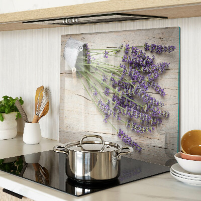 Tabla de cortar de cristal Lavanda en una maceta sobre un fondo de madera