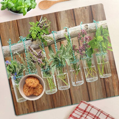 Tabla para cortar Hierbas en frascos sobre un fondo de madera