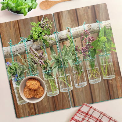 Tabla para cortar Hierbas en frascos sobre un fondo de madera