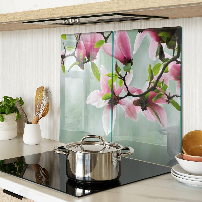 Tabla para cortar Flores de magnolia sobre un fondo verde.