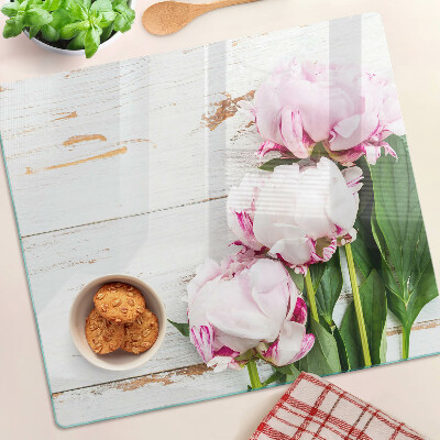 Tabla para cortar Flores de peonía sobre un fondo de madera