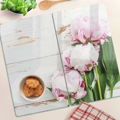 Tabla para cortar Flores de peonía sobre un fondo de madera
