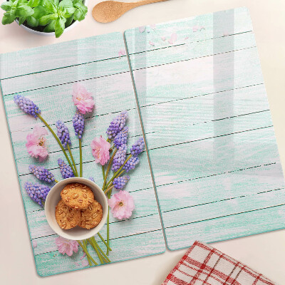 Tabla de cortar de cristal Flores sobre un fondo de madera