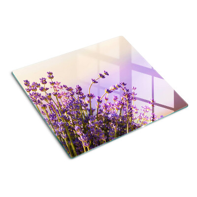 Tabla para cortar Flores de lavanda en la ventana.