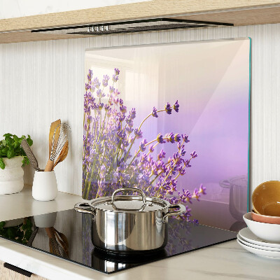 Tabla para cortar Flores de lavanda en la ventana.