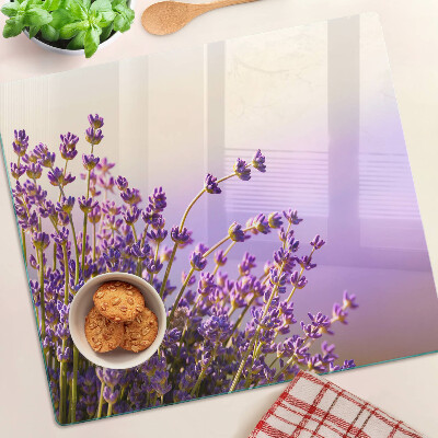 Tabla para cortar Flores de lavanda en la ventana.