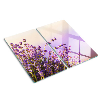 Tabla para cortar Flores de lavanda en la ventana.