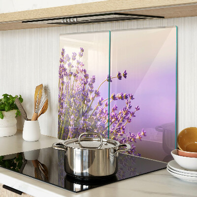 Tabla para cortar Flores de lavanda en la ventana.