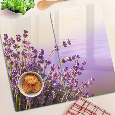 Tabla para cortar Flores de lavanda en la ventana.