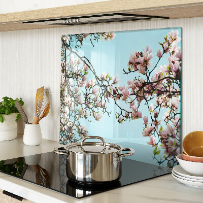 Tabla para cortar Flores de magnolia sobre fondo azul.