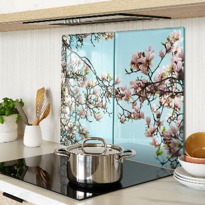 Tabla para cortar Flores de magnolia sobre fondo azul.
