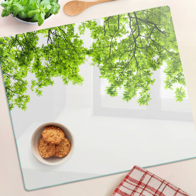Tabla para cortar Hojas verdes contra el cielo