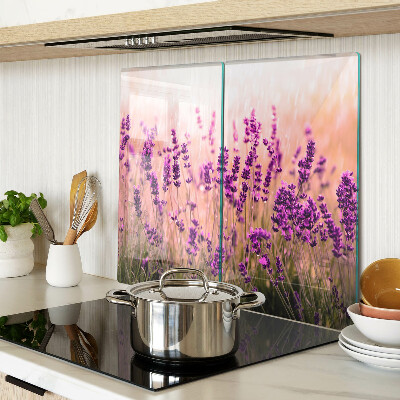 Tabla de cortar de cristal Campo de lavanda bajo los rayos del sol.