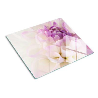 Tabla para cortar Un arreglo floral en tonos morados.
