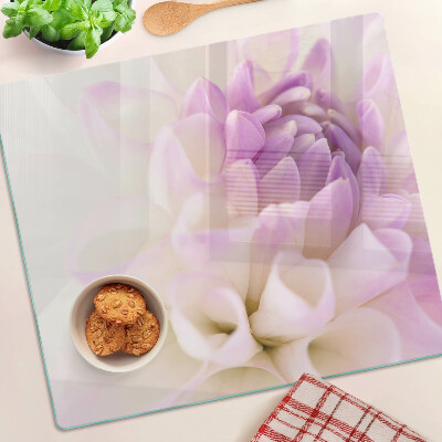 Tabla para cortar Un arreglo floral en tonos morados.