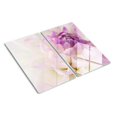 Tabla para cortar Un arreglo floral en tonos morados.
