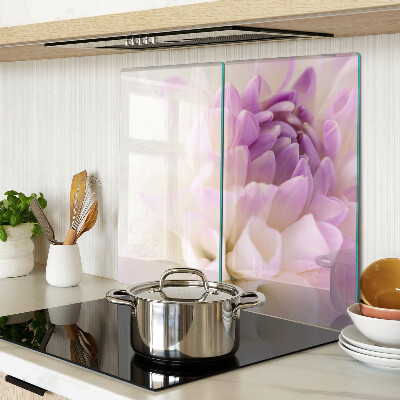 Tabla para cortar Un arreglo floral en tonos morados.
