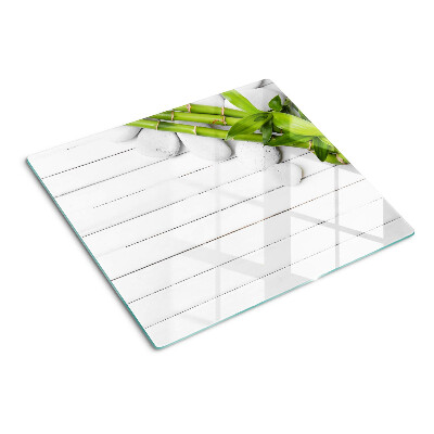 Tabla para cortar Bambú y piedras sobre un fondo de madera.