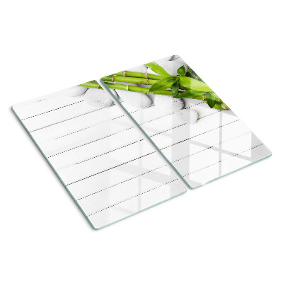Tabla para cortar Bambú y piedras sobre un fondo de madera.