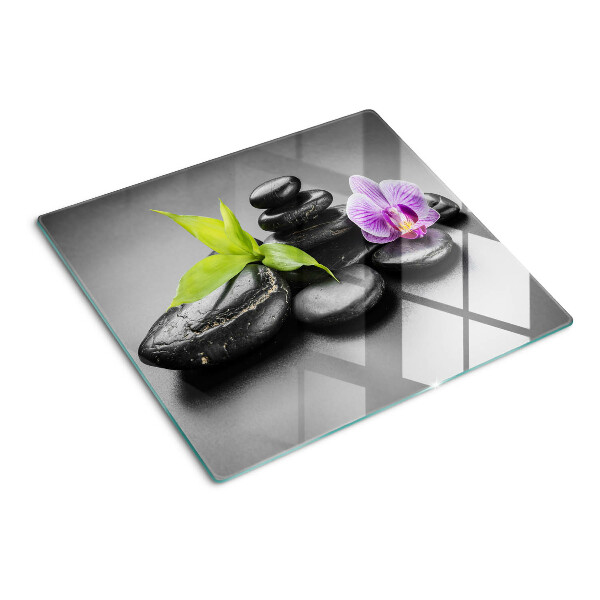 Tabla para cortar Piedras y orquídea al fondo.