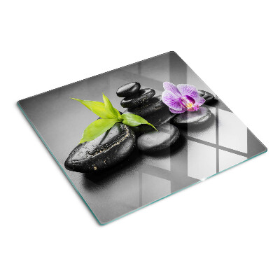 Tabla para cortar Piedras y orquídea al fondo.