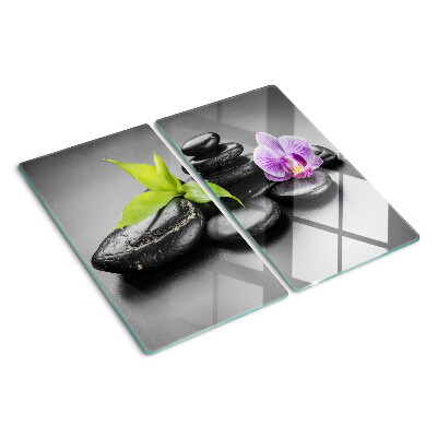 Tabla para cortar Piedras y orquídea al fondo.