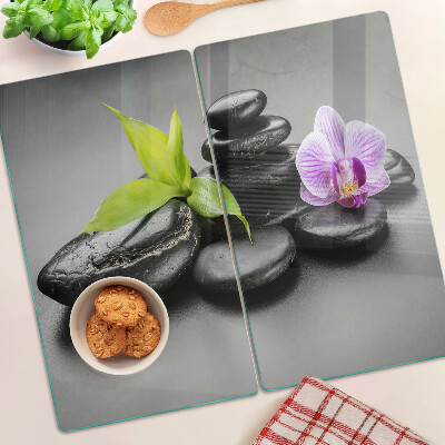 Tabla para cortar Piedras y orquídea al fondo.