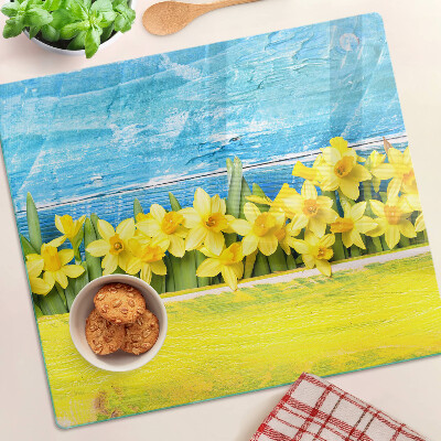 Tabla para cortar Flores de narciso contra el cielo