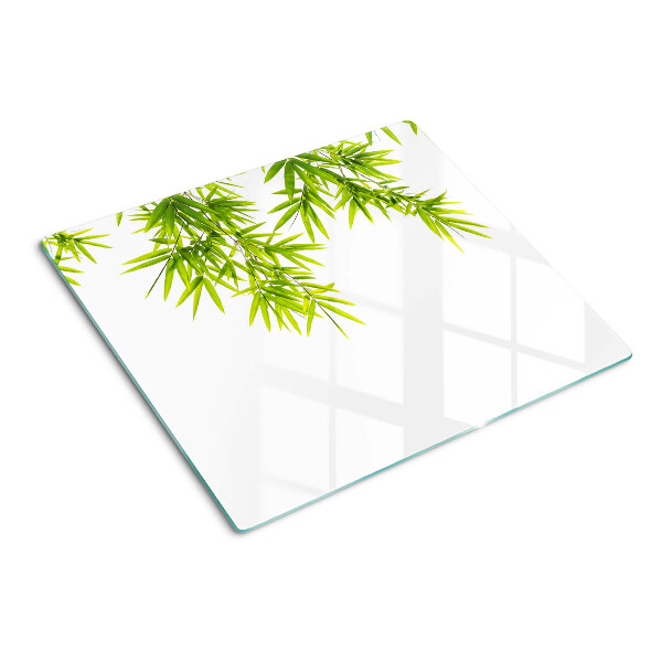 Tabla de cortar de cristal Hojas de bambú en el fondo de la ventana.
