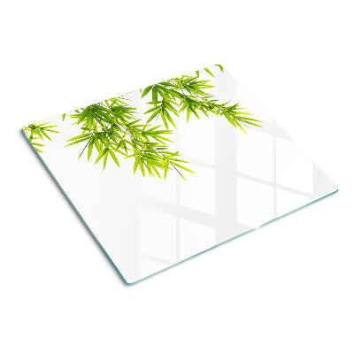Tabla de cortar de cristal Hojas de bambú en el fondo de la ventana.