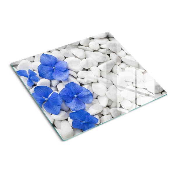 Tabla de cortar de cristal Flores azules sobre piedras blancas