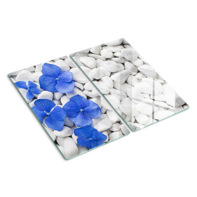 Tabla de cortar de cristal Flores azules sobre piedras blancas