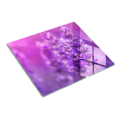 Tabla para cortar Flores de lavanda sobre un fondo morado.