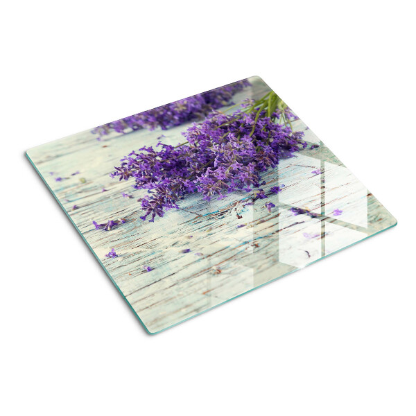 Tabla para cortar Lavanda sobre un fondo de madera