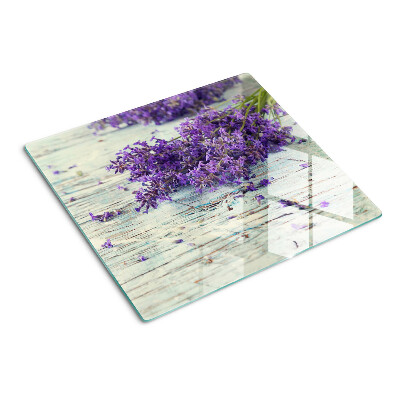 Tabla para cortar Lavanda sobre un fondo de madera
