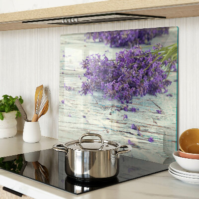 Tabla para cortar Lavanda sobre un fondo de madera