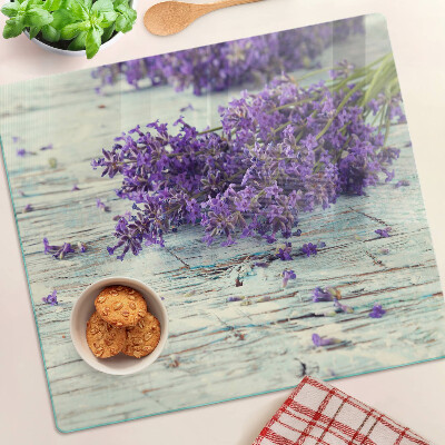 Tabla para cortar Lavanda sobre un fondo de madera