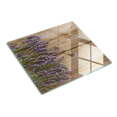 Tabla para cortar Lavanda sobre un fondo de madera
