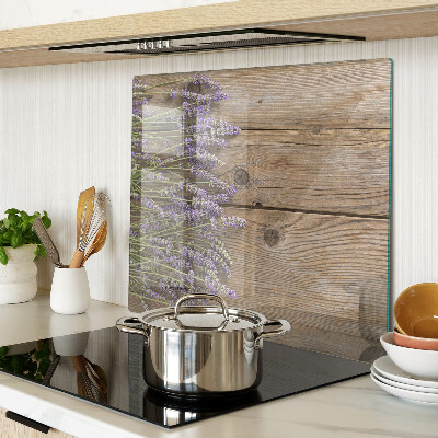 Tabla para cortar Lavanda sobre un fondo de madera