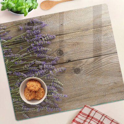 Tabla para cortar Lavanda sobre un fondo de madera