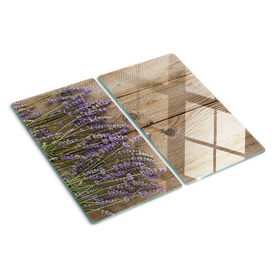 Tabla para cortar Lavanda sobre un fondo de madera