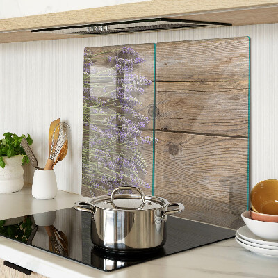 Tabla para cortar Lavanda sobre un fondo de madera