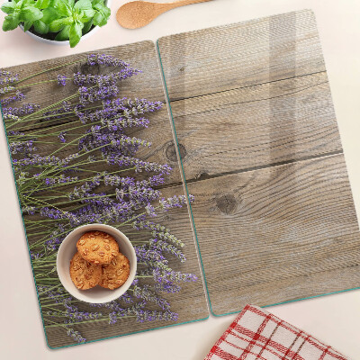 Tabla para cortar Lavanda sobre un fondo de madera