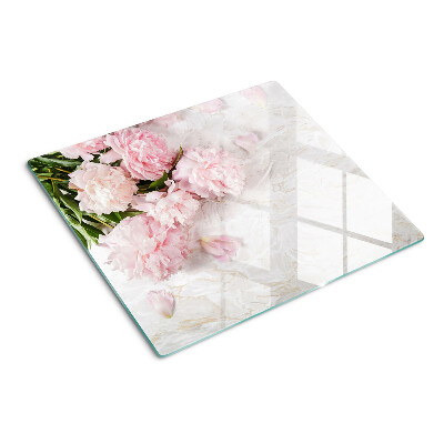 Tabla para cortar Flores de peonía sobre un fondo de mármol.