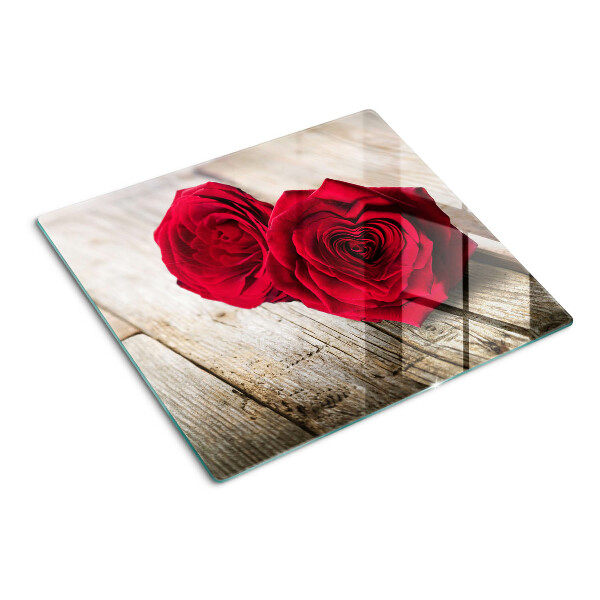 Tabla para cortar Rosas rojas sobre un fondo de madera