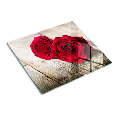 Tabla para cortar Rosas rojas sobre un fondo de madera