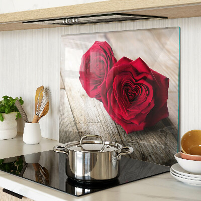 Tabla para cortar Rosas rojas sobre un fondo de madera