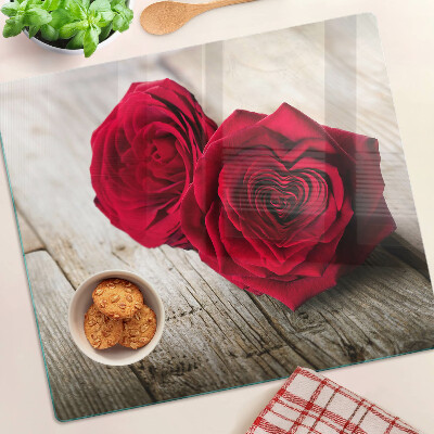 Tabla para cortar Rosas rojas sobre un fondo de madera