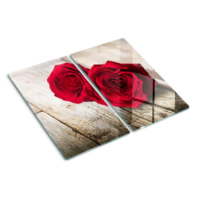 Tabla para cortar Rosas rojas sobre un fondo de madera