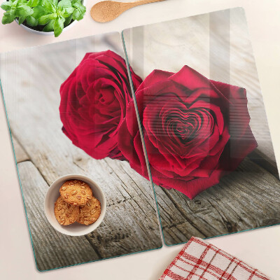 Tabla para cortar Rosas rojas sobre un fondo de madera